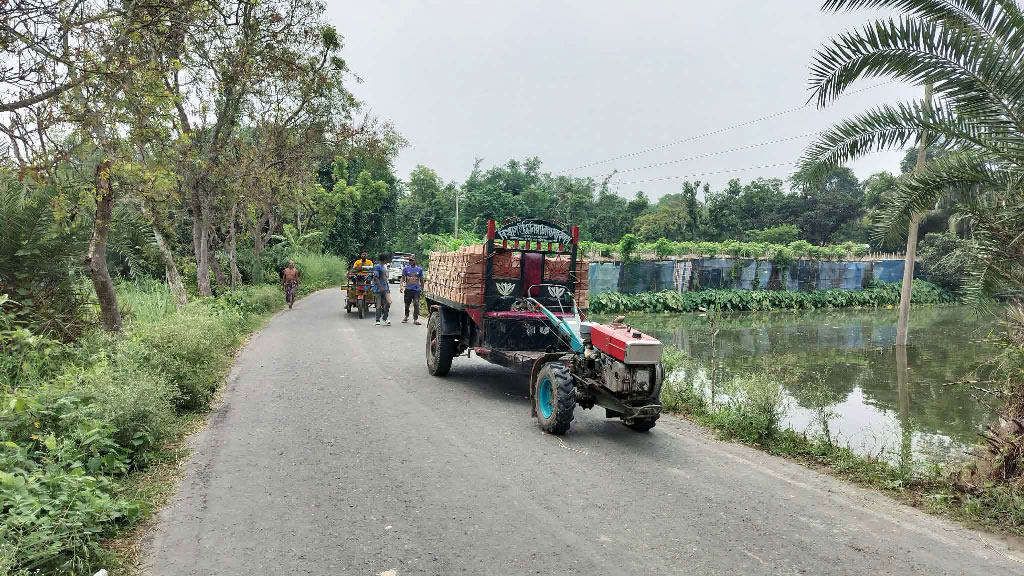 দুর্গাপুরে ট্রলিচাপায় শিশুর হাত-পা বিচ্ছিন্ন : চালকের ওপর বিক্ষুব্ধ জনতার হামলা