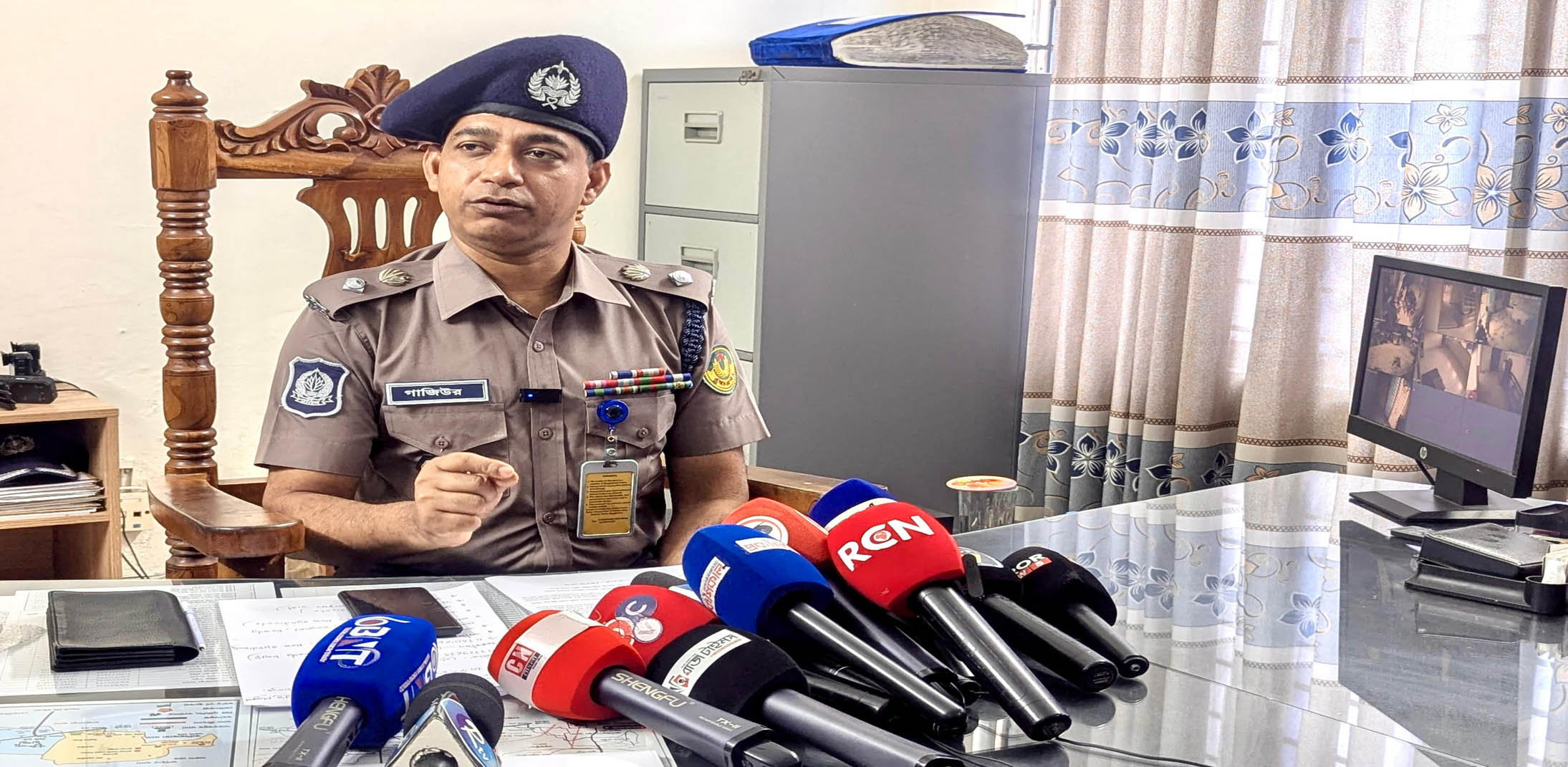রাজশাহীতে কিশোর গ্যাংয়ের হামলা ও ছিনতাইয়ে জড়িত ৬ জন আটক