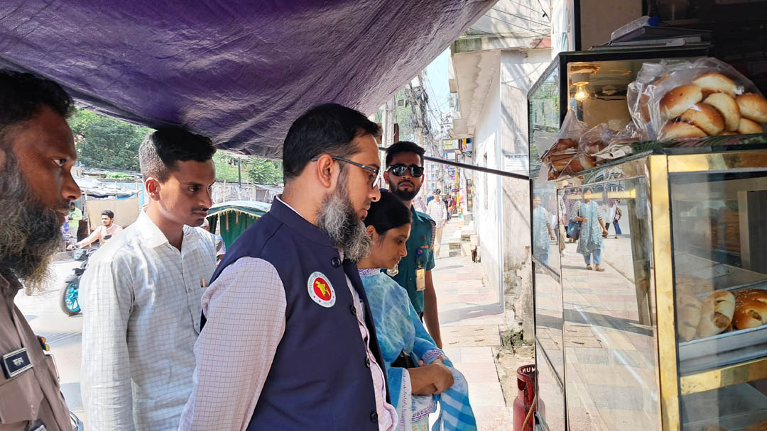 নগরীর ‘রাজ বেকস লাইভ বেকারী’কে ৫ হাজার টাকা জরিমানা