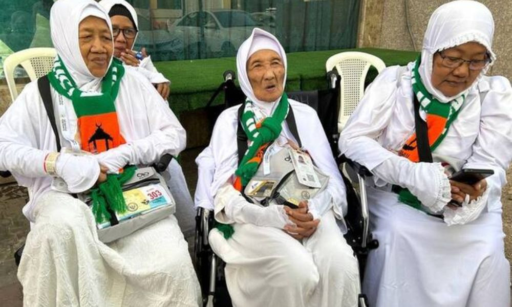 কৌটায় জমানো অর্থে হজ্জ্ব করলেন ইন্দোনেশিয়ার বয়স্ক ব্যক্তি