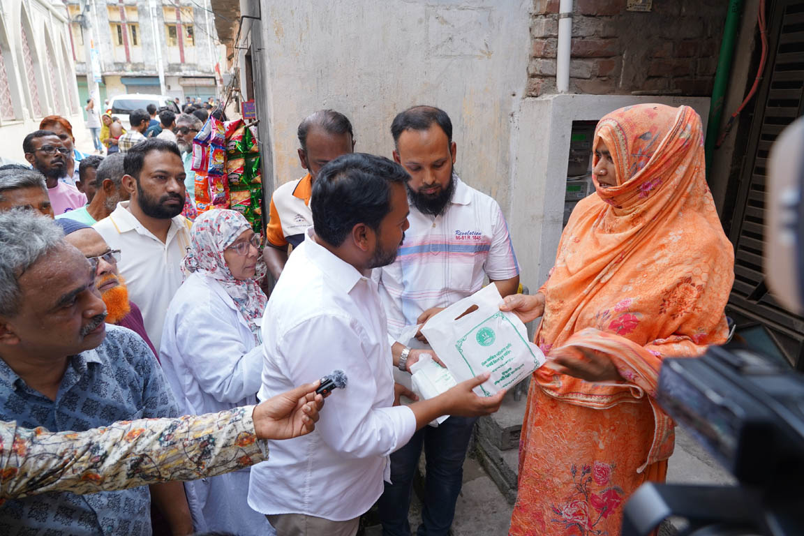 নগরীতে রাসিকের পরিবেশবান্ধব ব্যাগ ও ব্লিচিং পাউডার বিতরণ শুরু