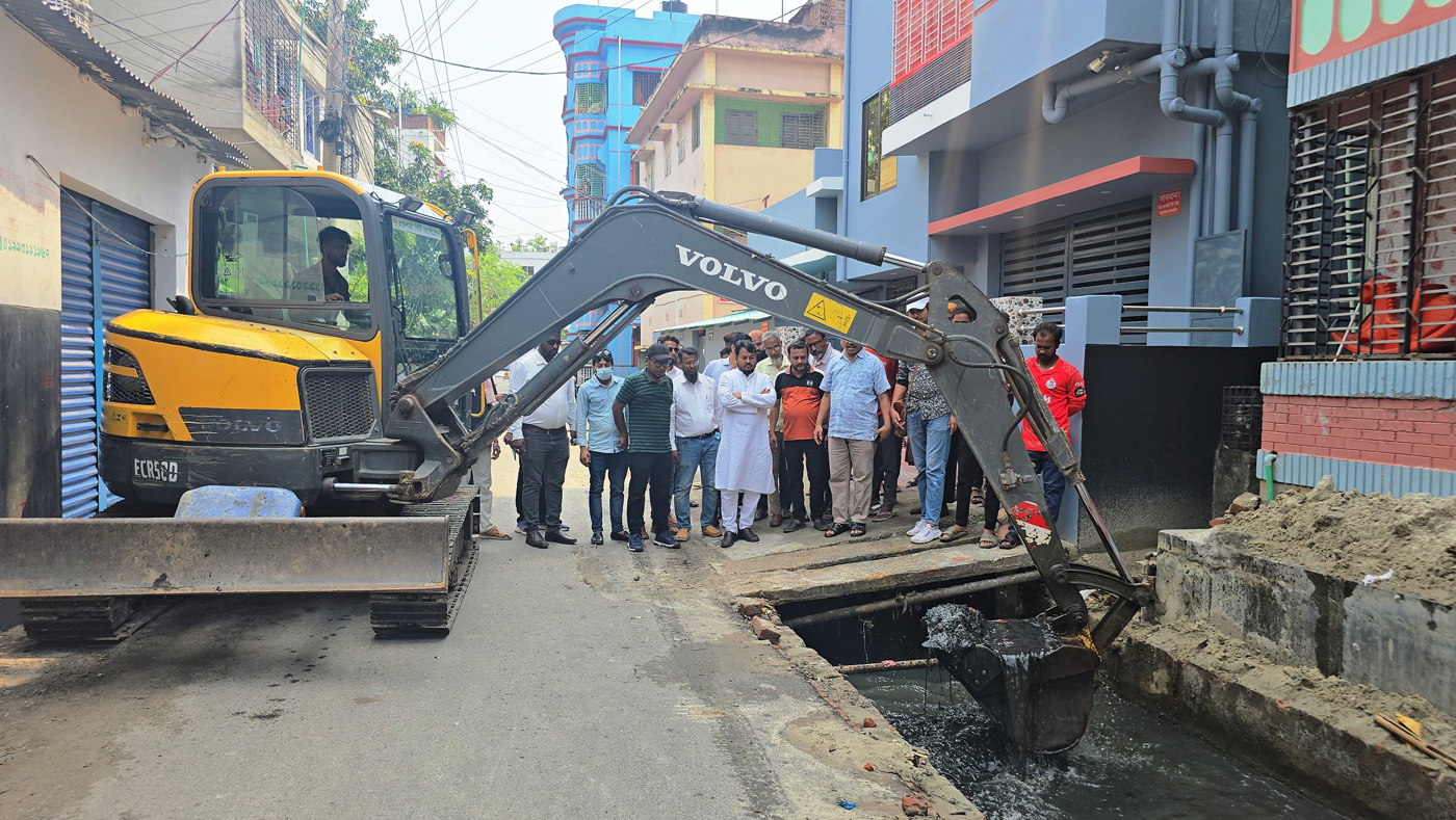 রাজশাহী মহানগরীর জলাবদ্ধতা নিরসনে ড্রেন পরিস্কারে বিশেষ কার্যক্রম চলছে