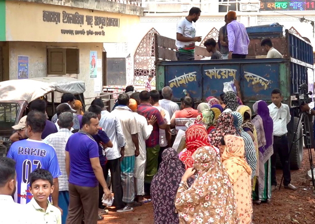 রাজশাহীতে খোলা ট্রাকে  টিসিবির স্বল্পমূল্যের পণ্য বিক্রি শুরু