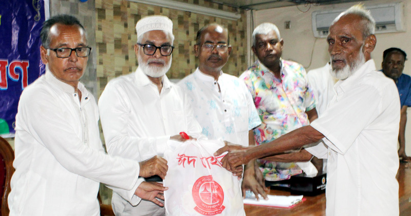 অসহায় মানুষের মাঝে রাজশাহী জেলা পরিষদের ঈদ সামগ্রী বিতরণ