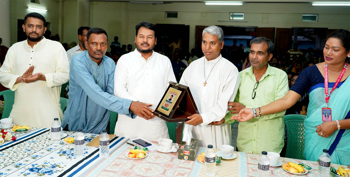 নগরীর কয়েরদাঁড়া খ্রিস্টানপাড়া ধর্মপল্লীর উদ্যোগে রাসিক প্রশাসককে সংবর্ধনা