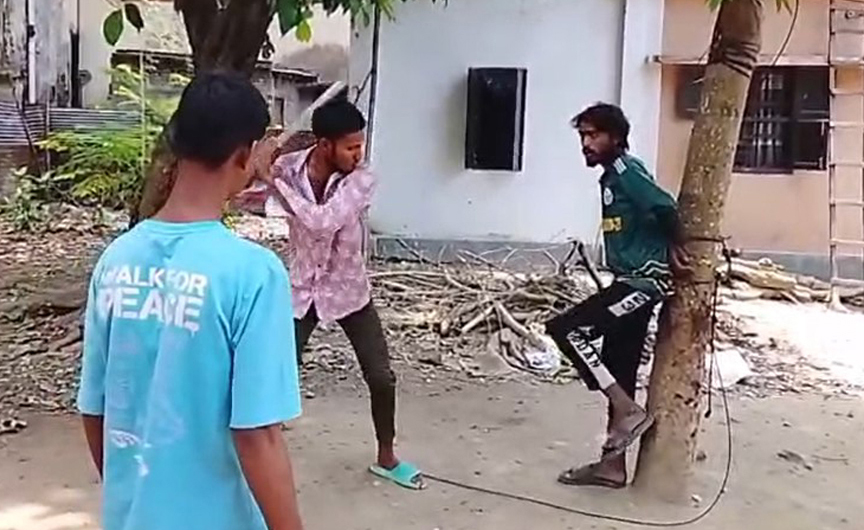 রাজশাহীতে যুবককে গাছে বেঁধে পেটানোর ভিডিও ফেসবুকে ভাইরাল