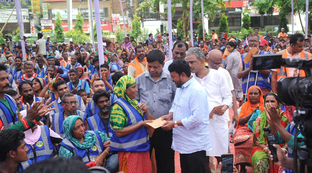 রাসিকের ১২৩৭ পরিচ্ছন্নতা কর্মী পাঁচ হাজার  টাকা করে প্রধানমন্ত্রীর ঈদ উপহার পেয়েছেন