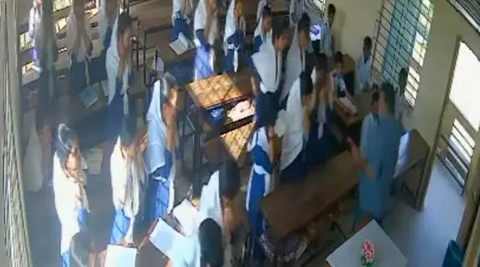 লালপুরে শ্রেণিকক্ষে শিক্ষিকার নিক্ষেপ করা ডাস্টারের আঘাতে রক্তাক্ত  শিক্ষার্থী!