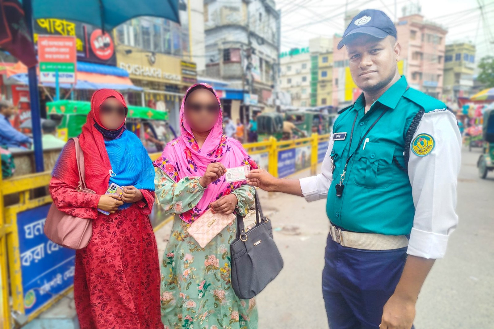 রাস্তায় কুড়িয়ে পাওয়া পার্স মালিককে ফিরিয়ে দিলেন আরিএমপির কনস্টেবল মানিক
