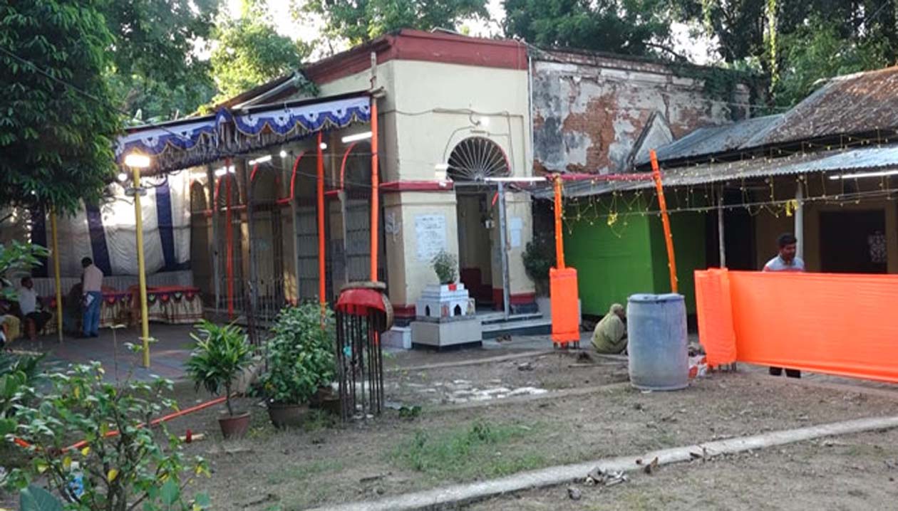 শারদীয় দুর্গোৎসবের ইতিহাসের সাক্ষী তাহেরপুরের দুর্গামাতা মন্দির