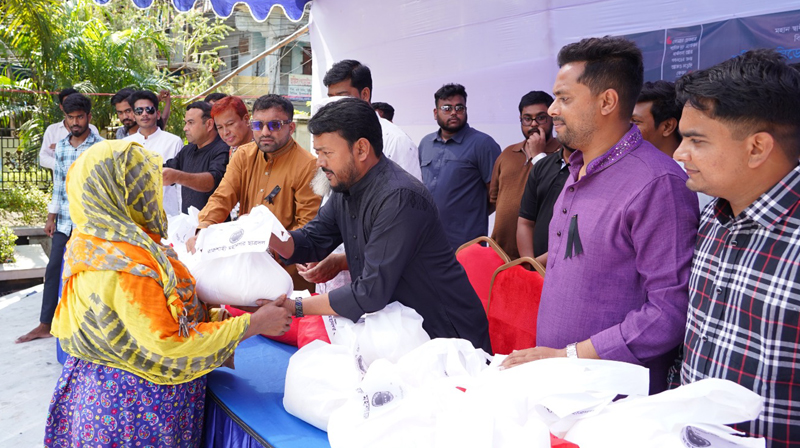 শহীদ রাষ্ট্রপতি জিয়াউর রহমানের শাহাদাত বার্ষিকীতে রাজশাহীতে ছাত্রদলের খাবার বিতরণ