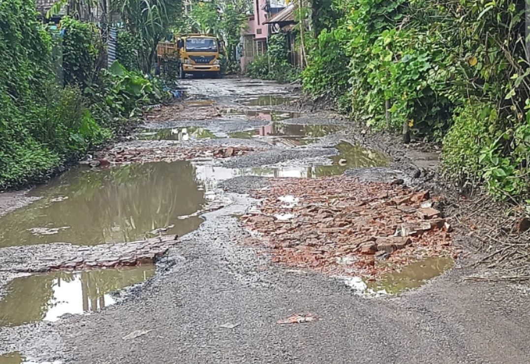 সওজের তানোর ও মোহনপুর উপজেলার একমাত্র সংযোগ সড়কটি যেনো মরণ ফাঁদ: খান্দাখন্দে দুর্ভোগ চরমে